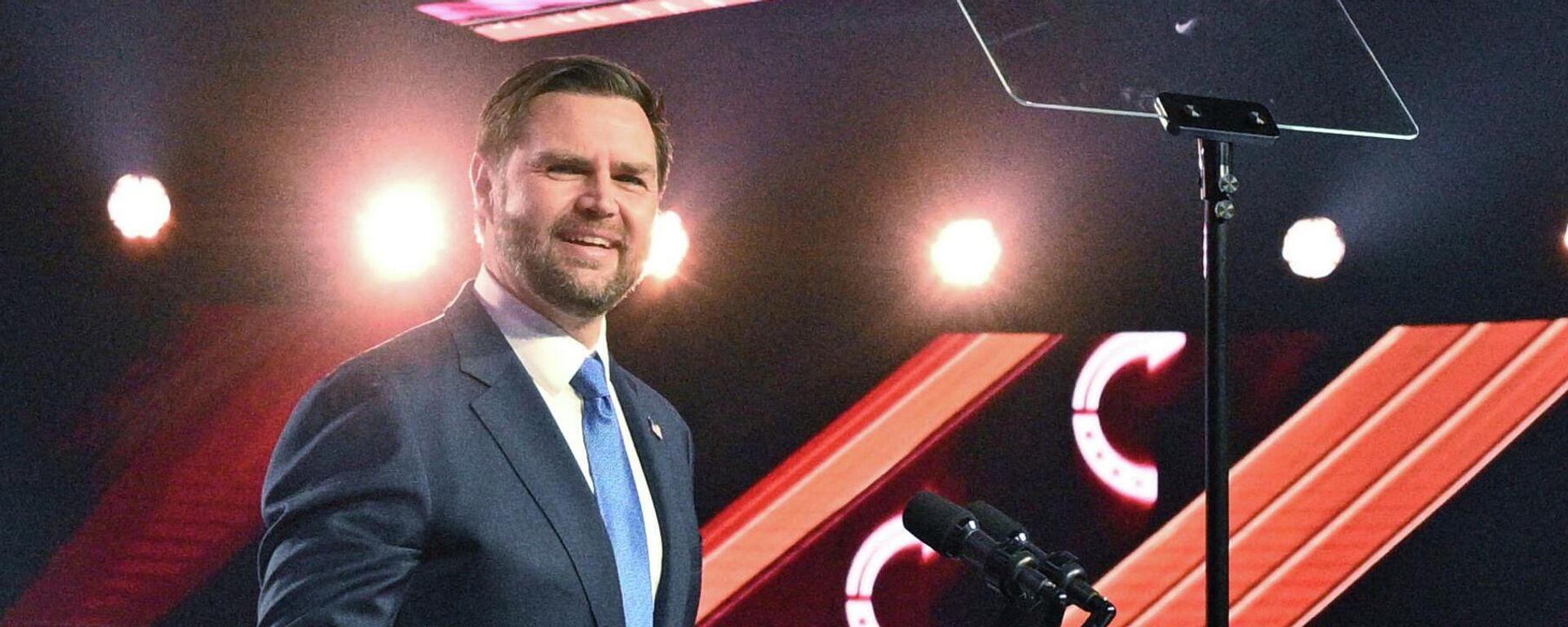 Вице-президент США Джей Ди Вэнс выступает на мероприятии AmericaFest 2025 организации Turning Point USA в воскресенье, 21 декабря 2025 года, в Финиксе. - Sputnik Таджикистан, 1920, 24.12.2025