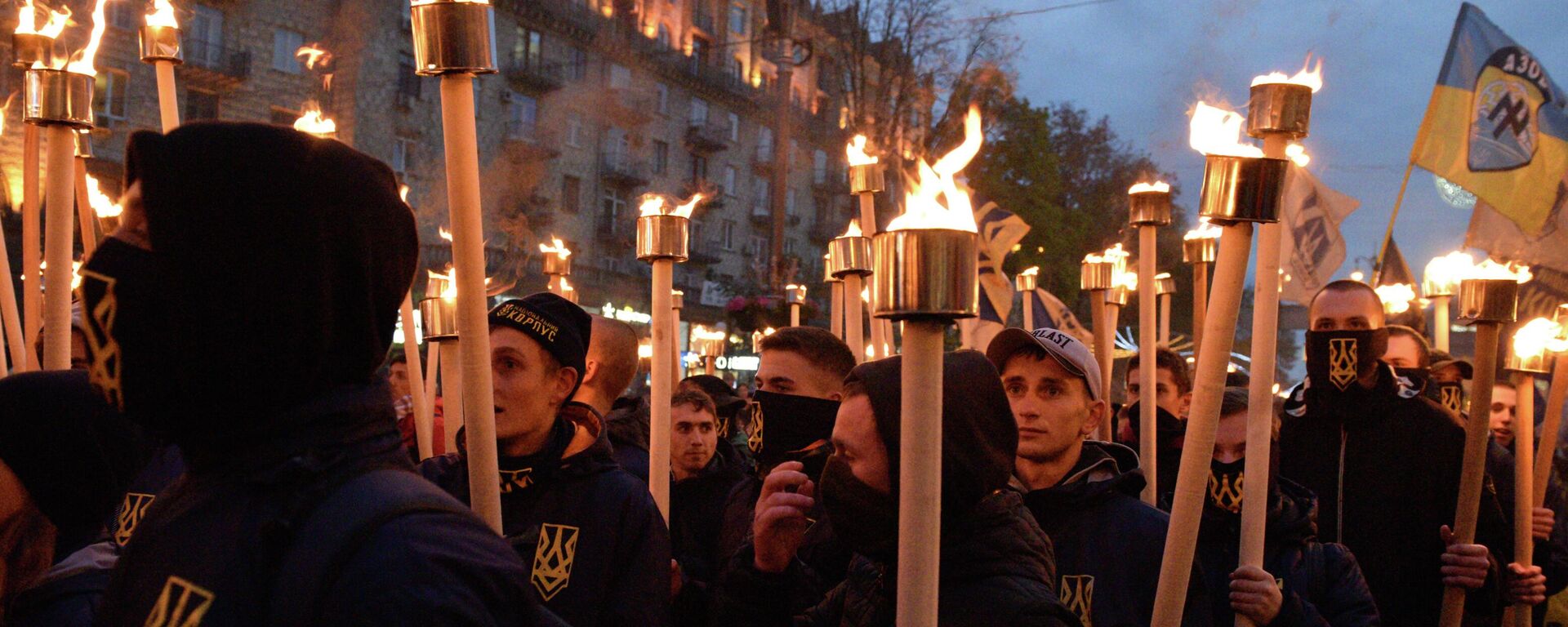 Участники марша в Киеве, приуроченного к годовщине создания Украинской повстанческой армии (УПА, экстремистская организация, запрещена в России) и Дню защитника Украины.  - Sputnik Тоҷикистон, 1920, 24.12.2025