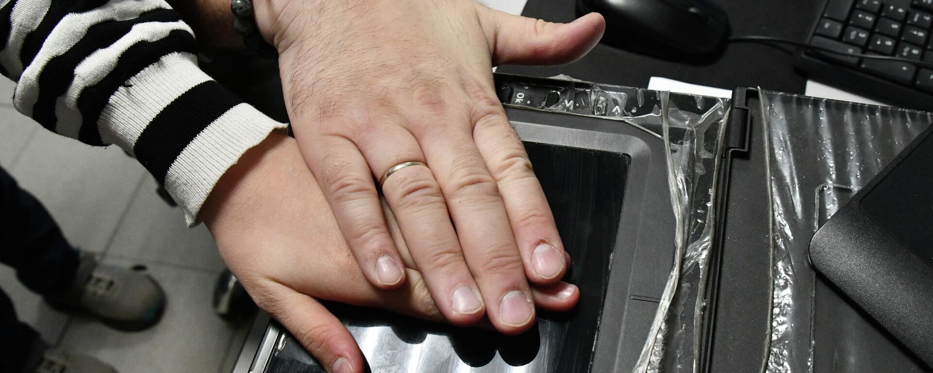 Выдача разрешения на работу в России иностранным гражданам  - Sputnik Таджикистан, 1920, 24.12.2025