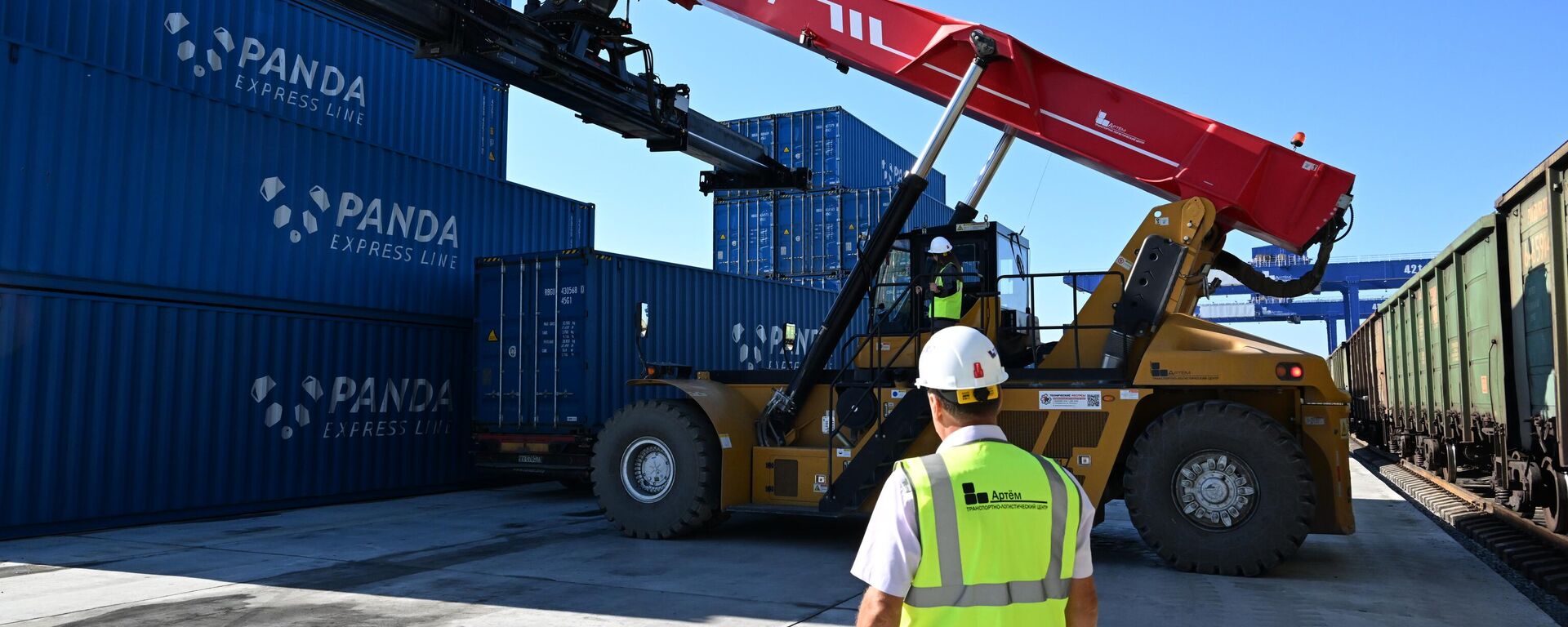 Контейнерная площадка на территории мультимодального транспортно-логистического центра. - Sputnik Таджикистан, 1920, 12.03.2026