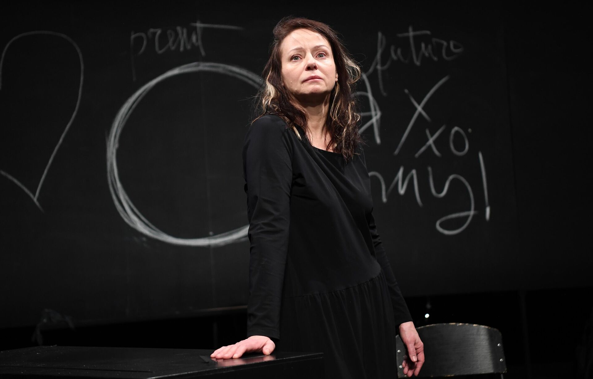 Евгения Добровольская в спектакле Космос в постановке режиссера Нины Григорьевой по пьесе Алексея Житковского на Новой сцене МХТ имени А.П. Чехова. - Sputnik Таджикистан, 1920, 26.12.2025