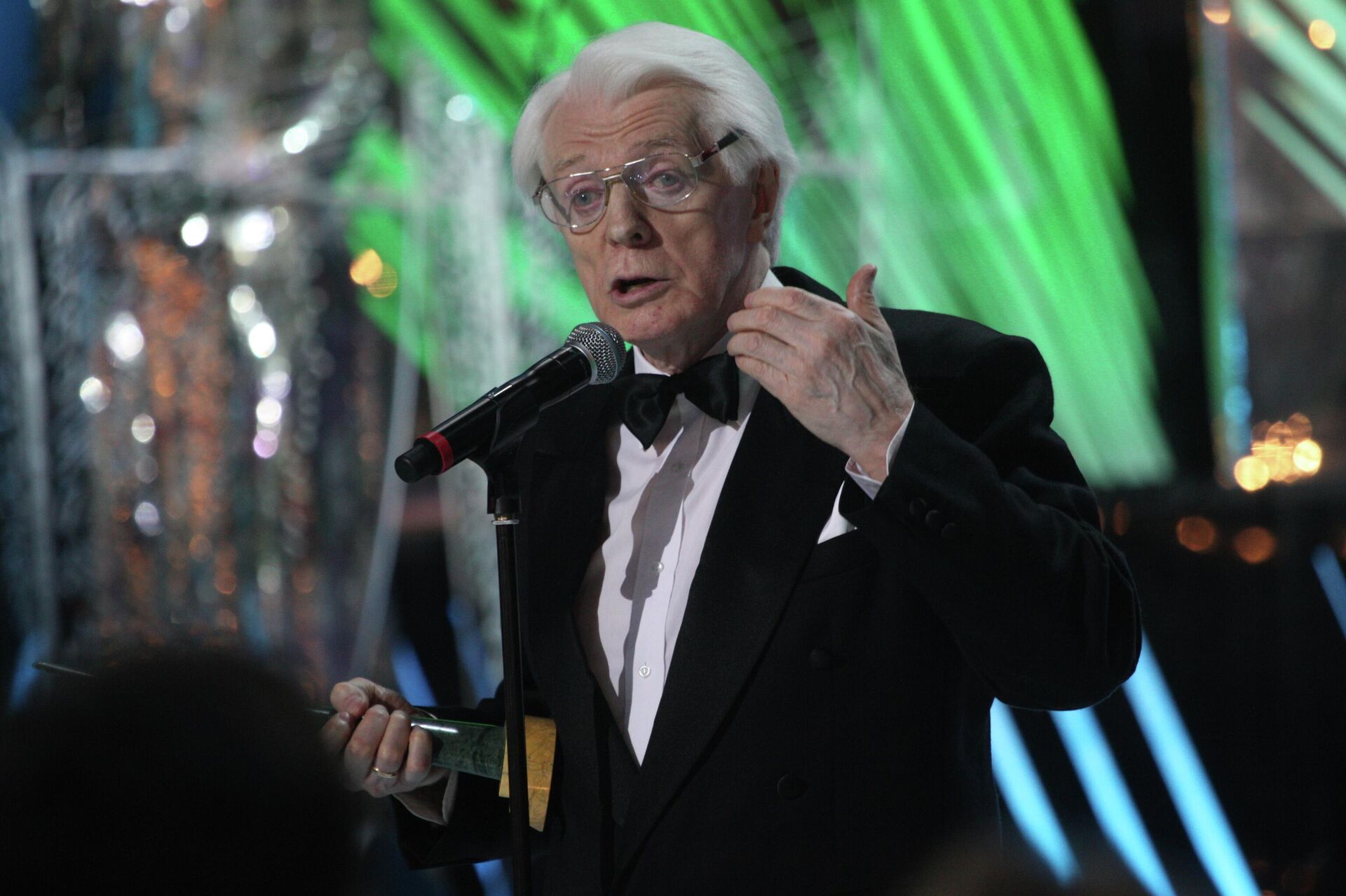 Олег Стриженов получил спецприз премии Золотой орел за вклад в отечественный кинематограф. Торжественная церемония награждения премией Золотой орел прошла на Мосфильме. - Sputnik Таджикистан, 1920, 26.12.2025