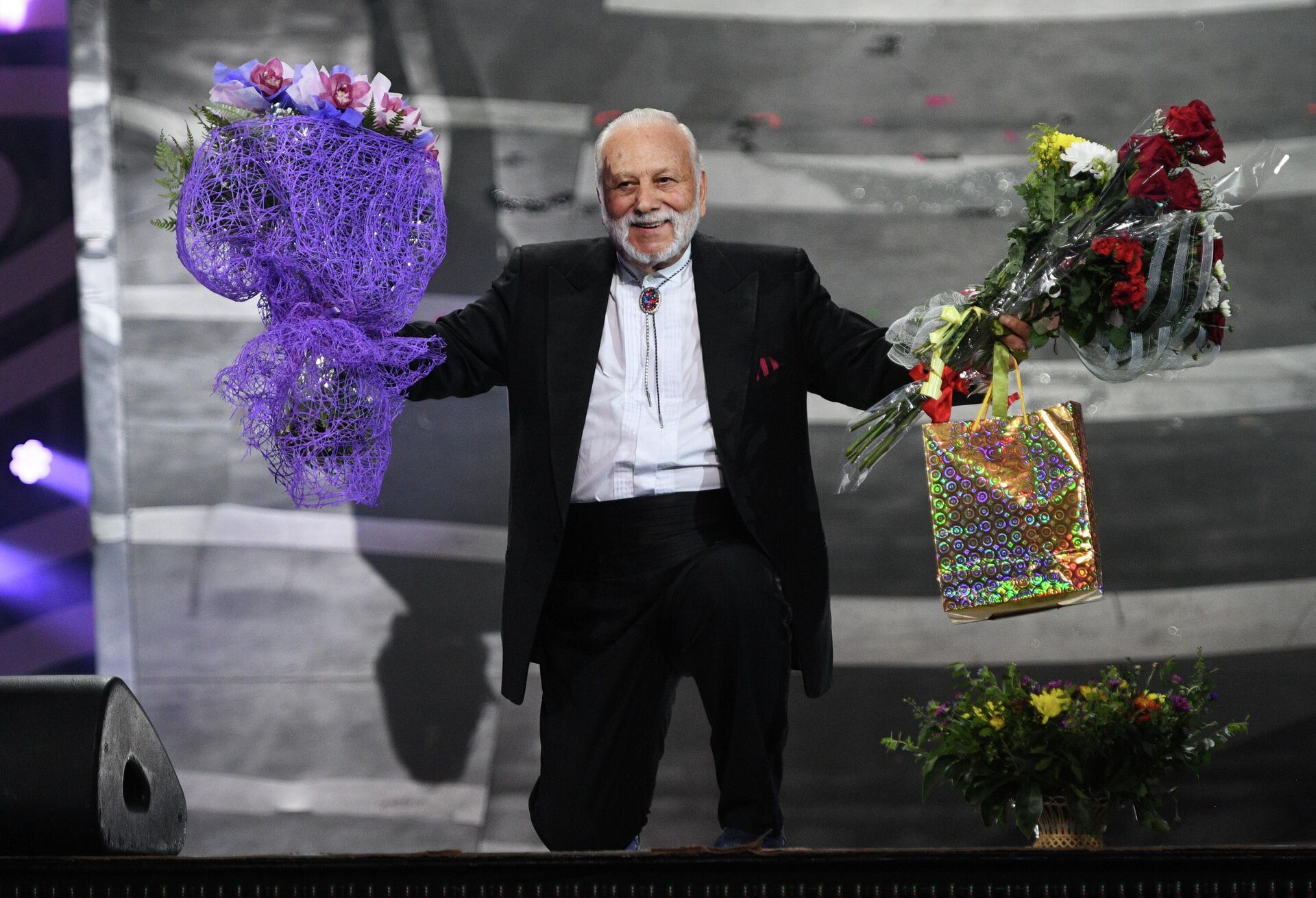 Певец Бедрос Киркоров выступает на трибьюте Филиппа Киркорова, посвященному его 50-летию, в рамках Международного конкурса молодых исполнителей популярной музыки Новая Волна 2017 в Сочи. - Sputnik Таджикистан, 1920, 26.12.2025