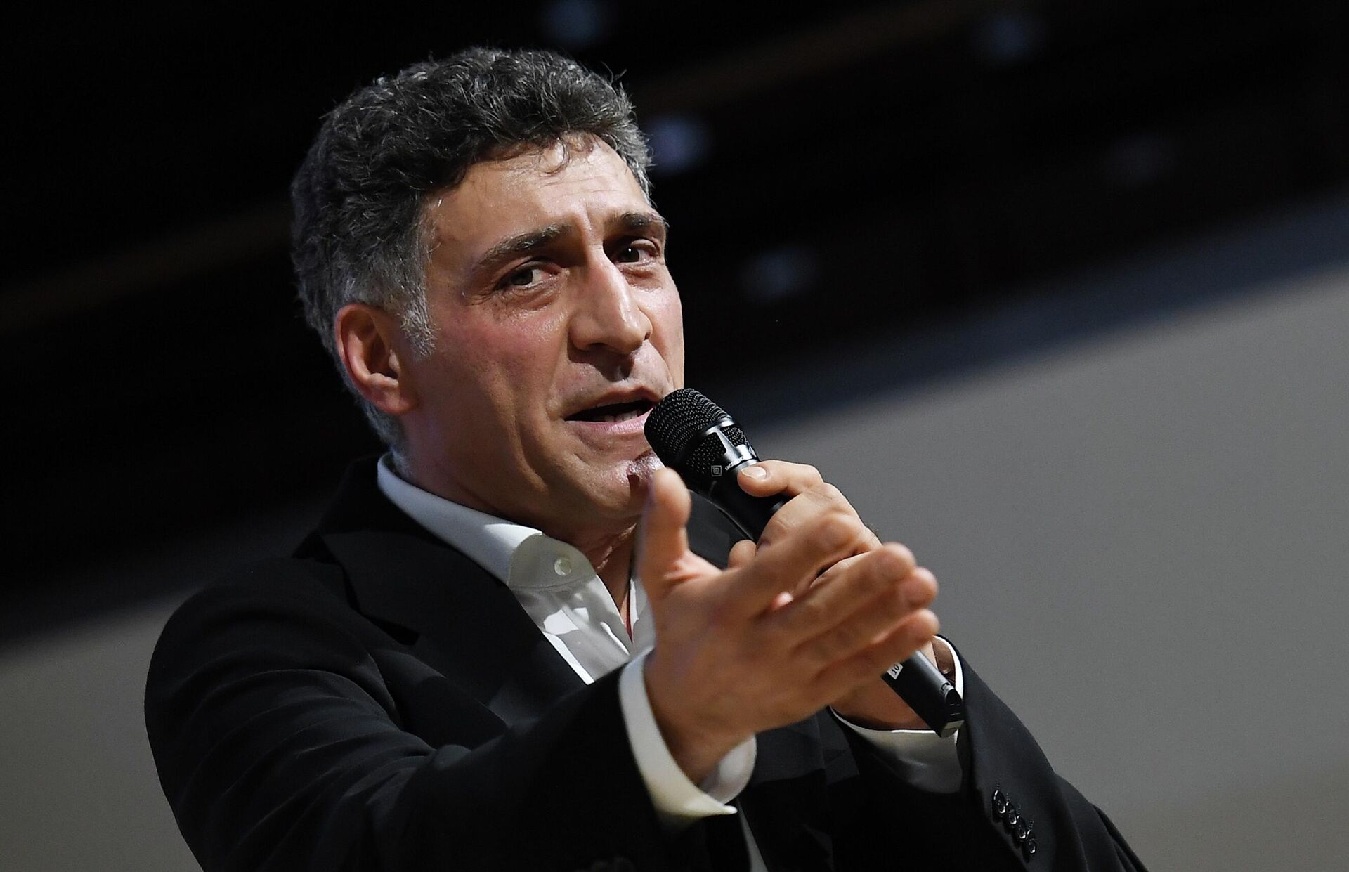 Режиссер Тигран Кеосаян во время премьеры своего фильма Крымский мост. Сделано с любовью! в концертном зале Зарядье в Москве.  - Sputnik Таджикистан, 1920, 26.12.2025