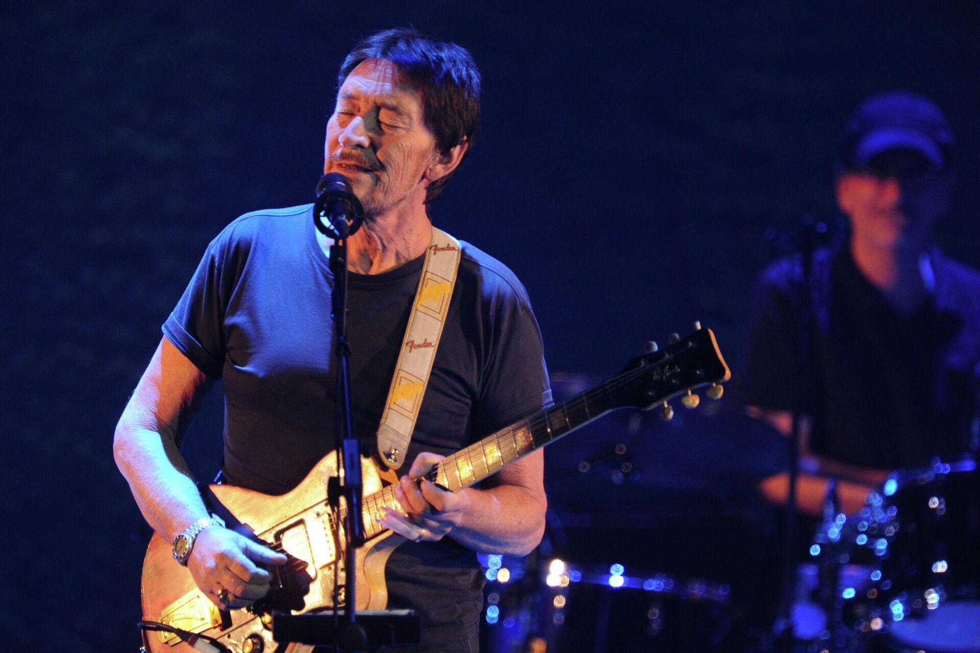 Английский музыкант Крис Ри выступает на концерте в Крокус Сити Холле в рамках Santo Spirito Tour. - Sputnik Таджикистан, 1920, 26.12.2025