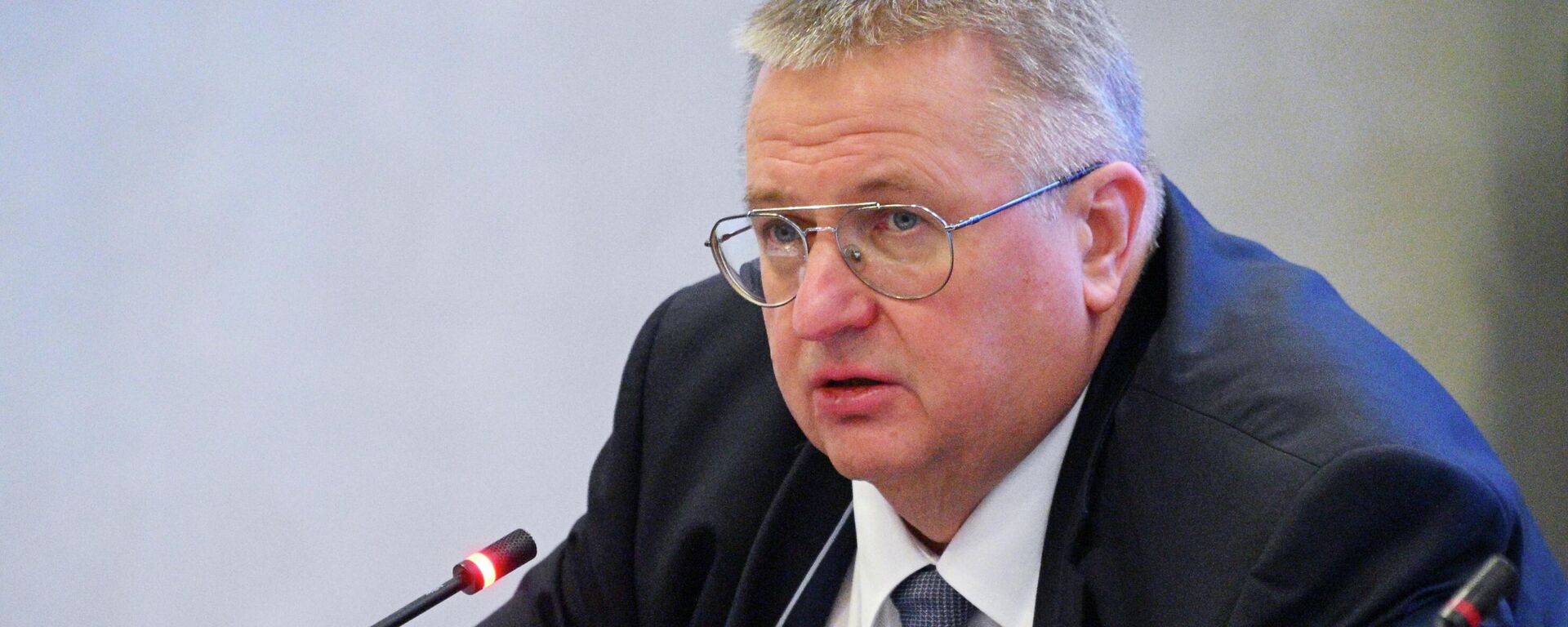 Заместитель председателя правительства РФ Алексей Оверчук. Архивное фото - Sputnik Таджикистан, 1920, 28.12.2025