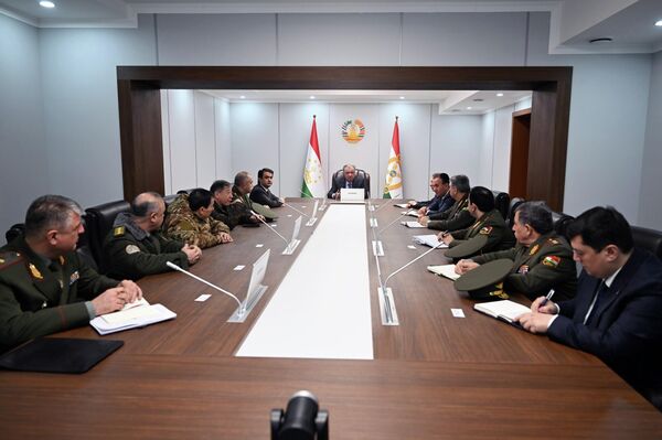 Президент Таджикистана Эмомали Рахмон посетил Министерство обороны страны. - Sputnik Таджикистан