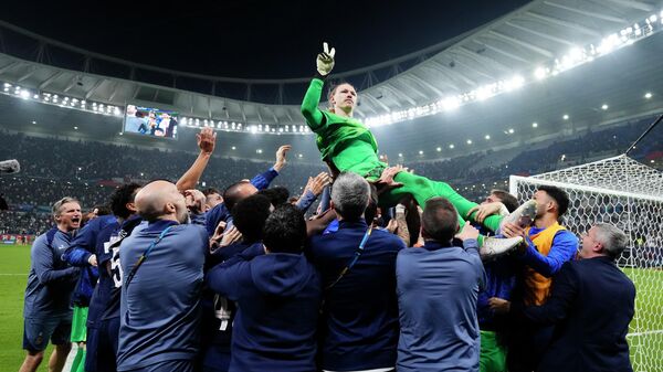 Матвей Сафонов, вратарь ПСЖ и сборной России, празднует победу в финальном матче Межконтинентального кубка ФИФА 2025 года между Пари Сен-Жермен и Фламенго на стадионе имени Ахмада бин Али в Дохе, Катар - Sputnik Тоҷикистон