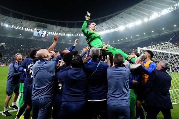 Дарвозабони тими миллии футболи "ПСЖ" ва тими миллии футболи Русия Матвей Сафонов пас аз пирӯзӣ дар финали Ҷоми байниқитъавии ФИФА-2025 байни дастаҳои "Пари Сен-Жермен" ва "Фламенго" дар варзишгоҳи "Аҳмад бин Алӣ"-и Доҳа, пойтахти Қатар, ҷашн мегирад. - Sputnik Тоҷикистон