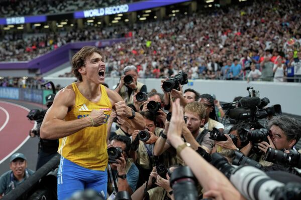 Варзишгари шведӣ Арманд Дуплантис пас аз ҷаҳиши бомуваффақият аз болои штанга ва гузоштани рекорди ҷаҳонӣ дар Чемпионати ҷаҳонии варзиши сабук дар Токио. - Sputnik Тоҷикистон