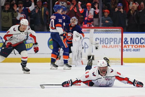 Александр Овечкин, ҳамлагари дастаи "Вашингтон Кэпиталз", дар даври дуюми бозӣ бар зидди "Ню Йорк Айлендерс", 895-умин голи худро зад ва беҳтарин голзани тамоми даврҳои NHL шуд. - Sputnik Тоҷикистон