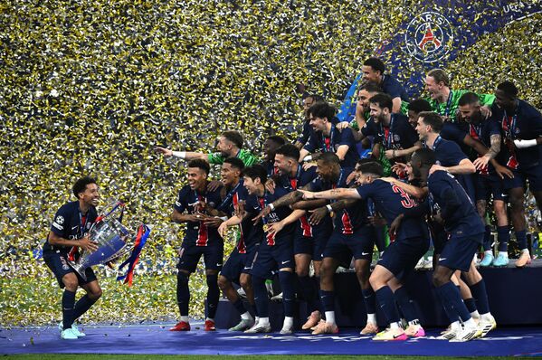 Бозигарони ПСЖ (Порис, Фаронса) дар маросими ҷоизасупории Лигаи Чемпионҳои УЕФА-2025 дар Алянс Аренаи Мюнхен. Финали Лигаи Чемпионҳои УЕФА-2025. ПСЖ (Париж, Фаронса) бар зидди Интер Милан (Италия). - Sputnik Тоҷикистон