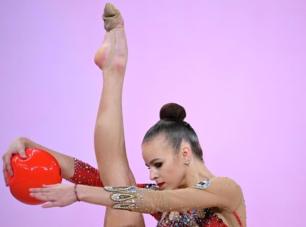 Дарья Варенич дар мусобиқаи байналмилалии гимнастикаи бадеии "Strongest Cup 2025" дар Қасри Ирина Виннер дар Маскав машқи тӯбро иҷро мекунад. - Sputnik Тоҷикистон