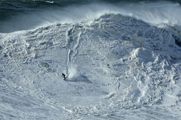 Уилл Сантана аз Бразилия дар Португалия серфинг мекунад. - Sputnik Тоҷикистон