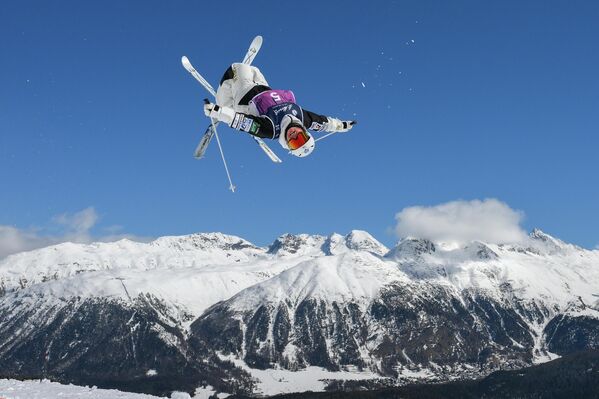 Ҳинако Томитака, узви дастаи Ҷопон, ҳангоми тамрини могулҳои занон дар Чемпионати ҷаҳон оид ба сноуборд, фристайл дар Корвиля, Санкт-Моритси Швейтсария. - Sputnik Тоҷикистон