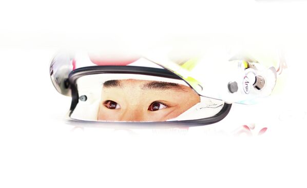 Юки Тсунода ҳангоми машқ пеш аз Гран-прии Формула-1 дар майдони Сузука. - Sputnik Тоҷикистон