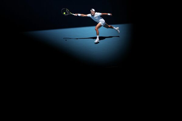 Холгер Рунеи Дания дар даври аввали мусобиқаи инфиродӣ байни мардон дар рӯзи сеюми Чемпионати кушоди Австралия-2025 дар Мелбурн Парк бозӣ мекунад. - Sputnik Тоҷикистон