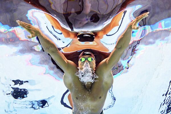 Мелвин Имуду аз Олмон дар рӯзи 17-уми Чемпионати ҷаҳонии FINA-2025 дар Сингапур дар мусобиқаи шиноварӣ ба масофаи 100 метр бо услуби брасс байни мардон ширкат мекунад. - Sputnik Тоҷикистон