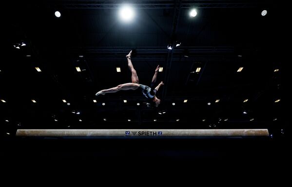 Мана Окамура аз Ҷопон дар мусобиқаи гимнастикаи бадеӣ байни занон дар Бозиҳои ҷаҳонии донишҷӯёни ФИСУ дар Рейн-Рур 2025, ки дар маркази намоишгоҳи Мессе Эссен, Олмон баргузор мешавад, ҳунарнамоӣ мекунад. - Sputnik Тоҷикистон