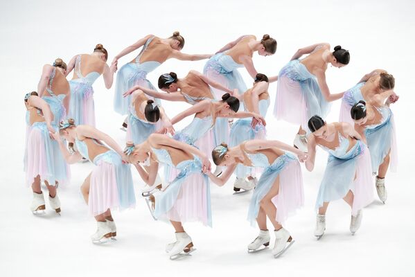 Аъзои дастаи Парадиз (Санкт-Петербург) барномаи озоди худро дар Чемпионати конкибозии синхронии Русия дар соли 2025 дар Санкт-Петербург иҷро мекунанд. - Sputnik Тоҷикистон