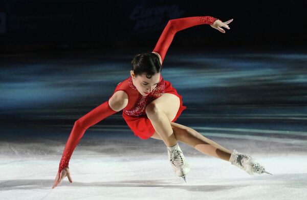 Евгения Медведева, барандаи медали олимпӣ, дар фестивали "Ошиқ ба лижаронии фигурӣ" дар Маскав ҳунарнамоӣ мекунад. - Sputnik Тоҷикистон