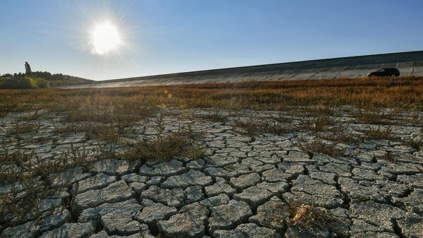 Высохшее дно водохранилища. Иллюстративное фото - Sputnik Таджикистан