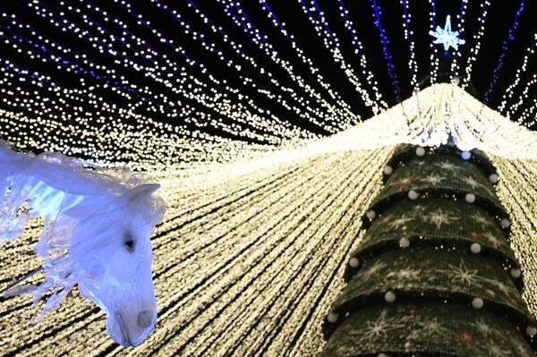 Арчаи асосии солинавӣ, ки дар назди Маркази сабти асноди ҳолати шаҳрвандии Қазон оро дода шудааст. Арчаи асосии солинавӣ, ки дар назди Маркази сабти асноди ҳолати шаҳрвандии Қазон оро дода шудааст. - Sputnik Тоҷикистон