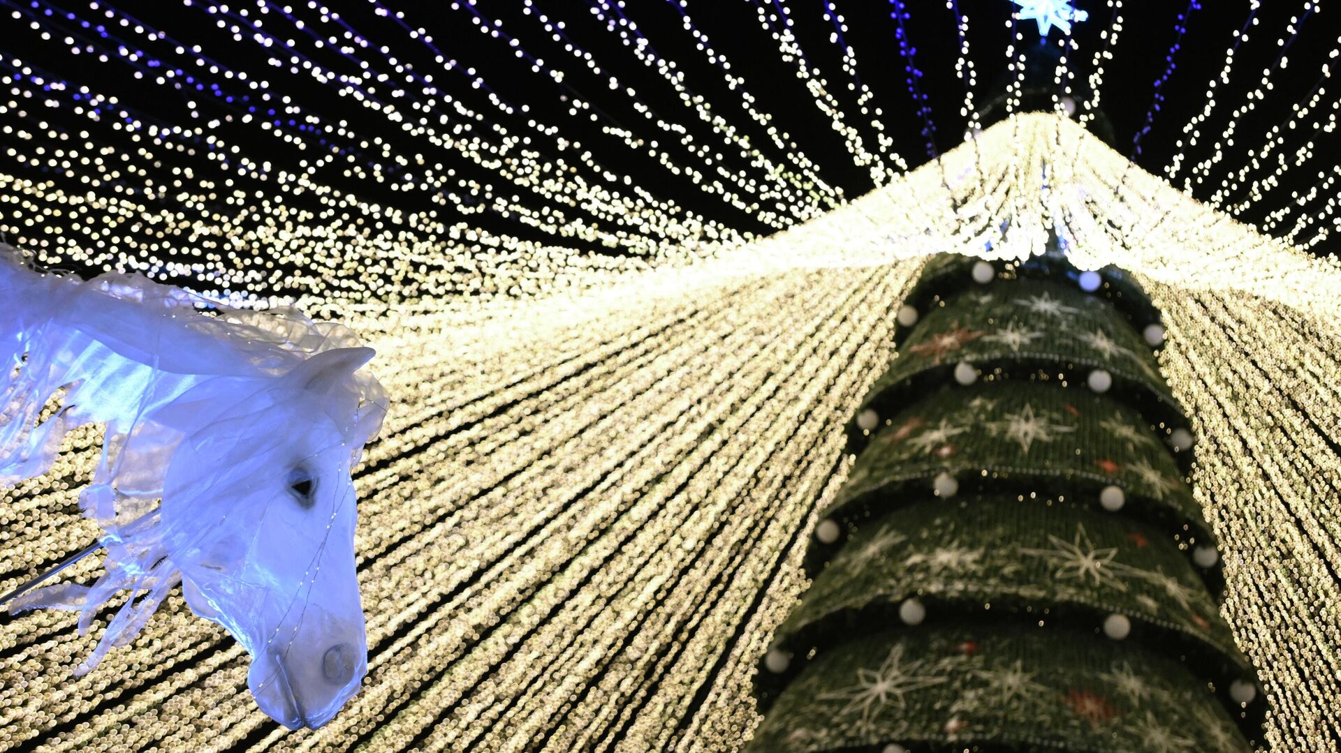 Украшенная главная новогодняя елка в Казани Украшенная главная новогодняя елка в Казани - Sputnik Тоҷикистон, 1920, 06.01.2026