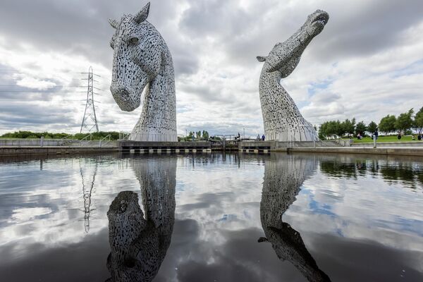 Ҳайкали "Келпи" 1 августи соли 2025 дар Эдинбург, Шотландия. Акс аз Афанасиос Ҷиумасис. Ҳайкали "Келпи" 1 августи соли 2025 дар Эдинбург, Шотландия. Акс аз Афанасиос Ҷиумасис. - Sputnik Тоҷикистон