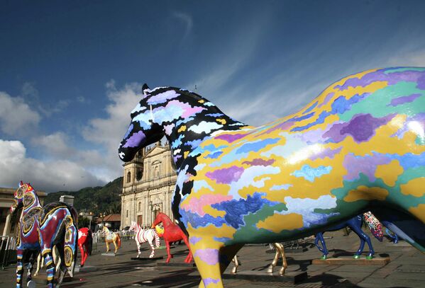 На площади Боливара в Боготе, июль 2007 года. Фигуры лошадей из стекловолокна в рамках выставки колумбийских художников под названием "Equus Art - легенда, вселяющая надежду". Выставка спонсировалась фондом, который работает над улучшением качества жизни сирот и вдов колумбийских полицейских. - Sputnik Таджикистан