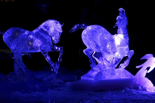 Муҷассамаи яхӣ "Навозиши аспҳои ваҳшӣ"-и рассоми муғул Бозорсад Баярсайхон пас аз ишғоли ҷои дуюм дар фестивали байналмилалии муҷассамаҳои яхӣ бо номи "Санъат бо ях вомехӯрад" дар Боғи ҳайвоноти Коркеаасари дар Ҳелсинки, Финландия, моҳи феврали соли 2014 аксбардорӣ шудааст. Мавзӯи фестивал "Ҷашни ҳайвонот" ба ифтихори таърихи 125-солаи боғи ҳайвонот буд. Муҷассамаи яхӣ "Навозиши аспҳои ваҳшӣ"-и рассоми муғул Бозорсад Баярсайхон пас аз ишғоли ҷои дуюм дар фестивали байналмилалии муҷассамаҳои яхӣ бо номи "Санъат бо ях вомехӯрад" дар Боғи ҳайвоноти Коркеаасари дар Ҳелсинки, Финландия, моҳи феврали соли 2014 аксбардорӣ шудааст. Мавзӯи фестивал "Ҷашни ҳайвонот" ба ифтихори таърихи 125-солаи боғи ҳайвонот буд. - Sputnik Тоҷикистон