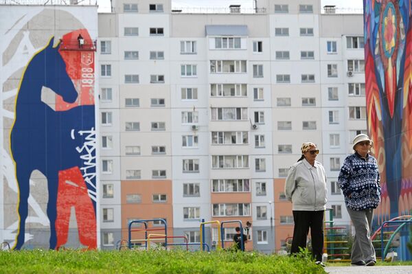 Деворнигоре, ки ба шарафи Ипподроми Омск аз ҷониби рассоми Санкт-Петербург Филипп Дулмаченко дар рӯи як бинои истиқоматӣ кашида шудааст, ки дар доираи фестивали байналмилалии санъат дар Омск кашида шудааст. Деворнигоре, ки ба шарафи Ипподроми Омск аз ҷониби рассоми Санкт-Петербург Филипп Дулмаченко дар рӯи як бинои истиқоматӣ кашида шудааст, ки дар доираи фестивали байналмилалии санъат дар Омск кашида шудааст. - Sputnik Тоҷикистон