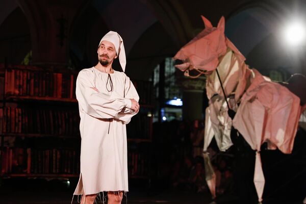 Актеры театра HoM (Польша) представляют спектакль "Дон Кихот" на Главной площади в рамках 35-го фестиваля уличного театра ULICA в Кракове, 2022 год. Вдохновение для этого монументального представления под открытым небом с живой музыкой было почерпнуто из знаменитого испанского эпического романа Мигеля де Сервантеса. - Sputnik Таджикистан