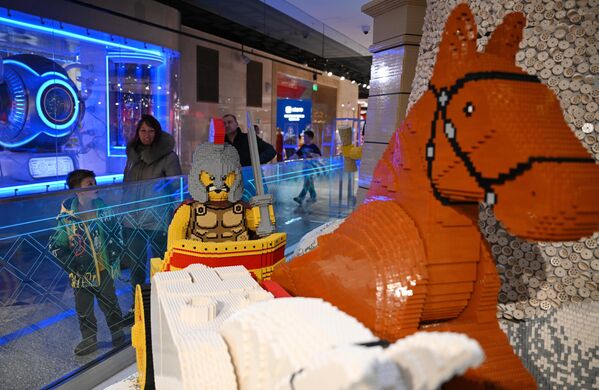 Лего-фигура в  Центральном Детском Магазине на Лубянке в Москве. - Sputnik Таджикистан