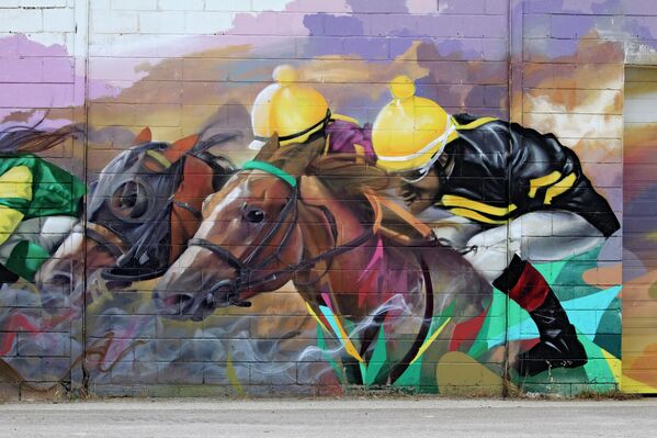 Фреска на стене здания в зоне конюшен ипподрома Вудбайн в Торонто, Канада, февраля 2024 года. Сегодня на ипподром доставляют чистокровных скаковых лошадей в рамках подготовки к началу сезона в апреле. - Sputnik Таджикистан