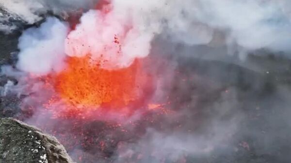 Дар ҷазираи Ситсилия вулқони Этна бо кураи оташӣ, ки ба баландии 400 метр расид, фаввора зад - Sputnik Тоҷикистон