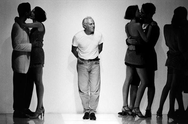 Дизайнер Джорджио Армани стоит на подиуме, пока модели целуются в финале показа мод - Sputnik Таджикистан