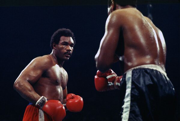 Джордж Форман сражается с Джимми Янгом в бою в тяжелом весе 17 марта 1977 года в Колизее Роберто Клементе в Сан-Хуане, Пуэрто-Рико - Sputnik Таджикистан