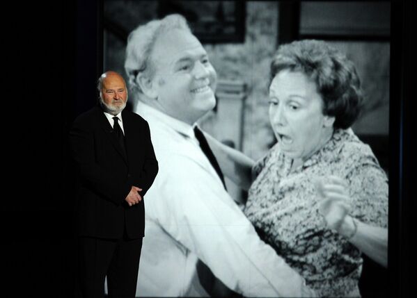 Режиссер Роб Райнер выступает на сцене во время 65-й ежегодной церемонии вручения премии "Эмми", состоявшейся в театре Nokia Theatre L.A. Live 22 сентября 2013 года в Лос-Анджелесе - Sputnik Таджикистан