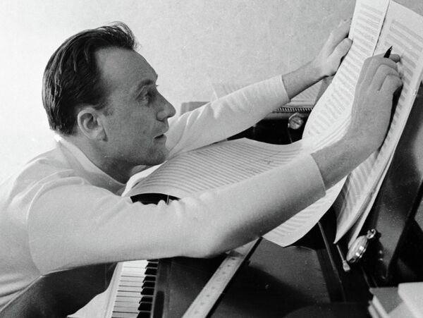 Композитор Родион Щедрин за работой - Sputnik Таджикистан