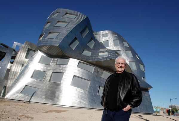 Архитектор Фрэнк Гери запечатлен перед своим последним творением в Лас-Вегасе, США - Sputnik Таджикистан