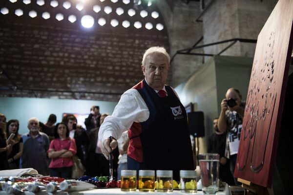 Грузинский скульптор и художник Зураб Церетели проводит мастер-класс по живописи на своей выставке "Сердце на палитре" в Культурно-художественном центре Топхане-и Амире в Стамбуле, Турция - Sputnik Таджикистан