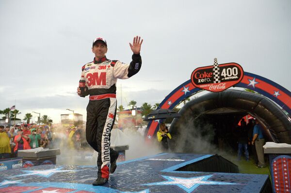 Грег Биффл идёт по подиуму во время представления пилотов перед автогонкой серии NASCAR Sprint Cup на международной гоночной трассе Дейтона в Дейтона-Бич, США - Sputnik Таджикистан