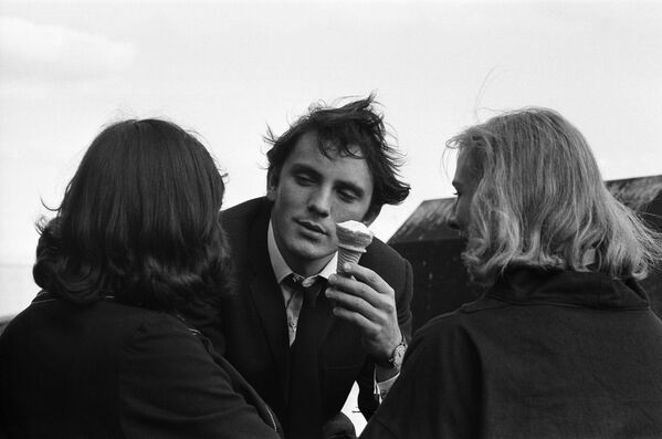 Актер Теренс Стэмп на фотографии в парке Лондона, 13 сентября 1962 года. - Sputnik Таджикистан