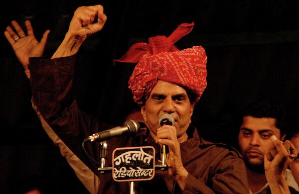 Болливудский актер Дхармендра на публичном митинге в Биканере, Индия - Sputnik Таджикистан