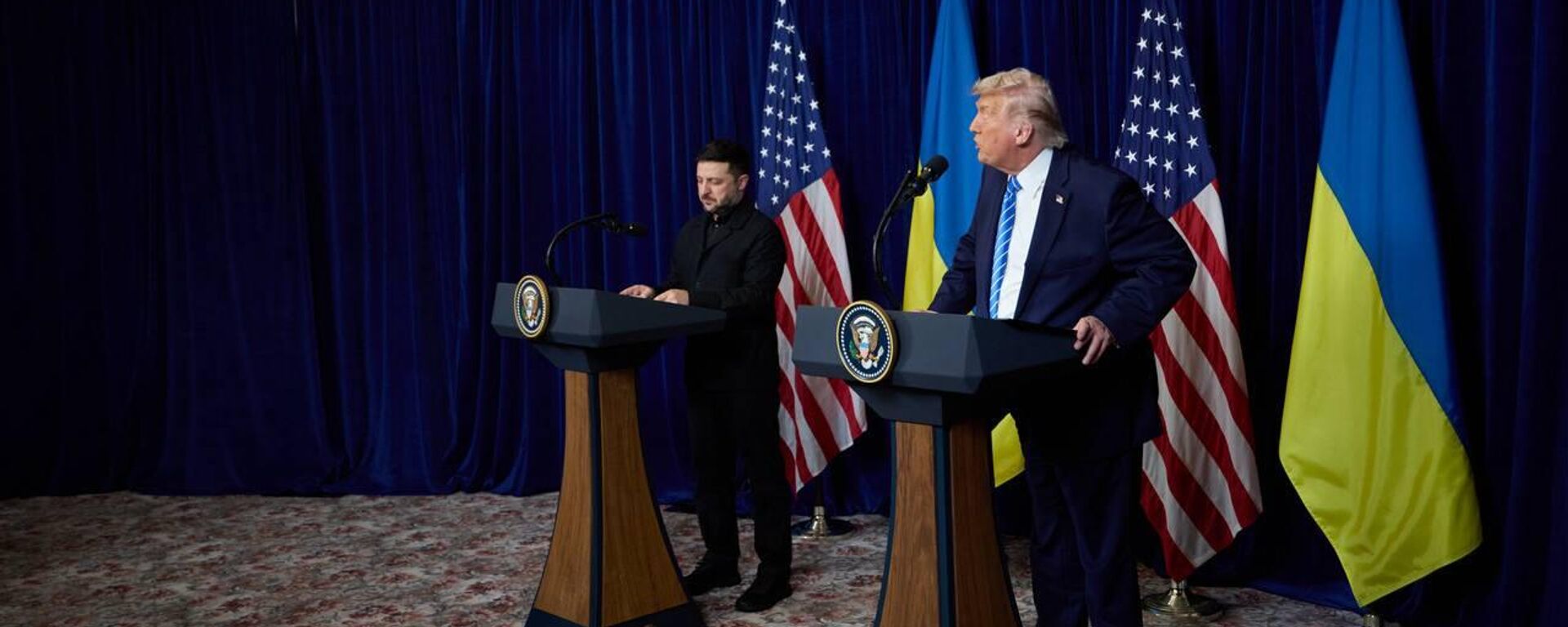 Встреча президента США Дональда Трампа и Владимира Зеленского - Sputnik Тоҷикистон, 1920, 29.12.2025