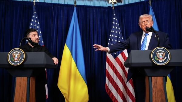 Президент США Дональд Трамп и Владимир Зеленский выступают на совместной пресс-конференции после встречи в клубе Трампа Мар-а-Лаго в воскресенье, 28 декабря 2025 года. - Sputnik Таджикистан