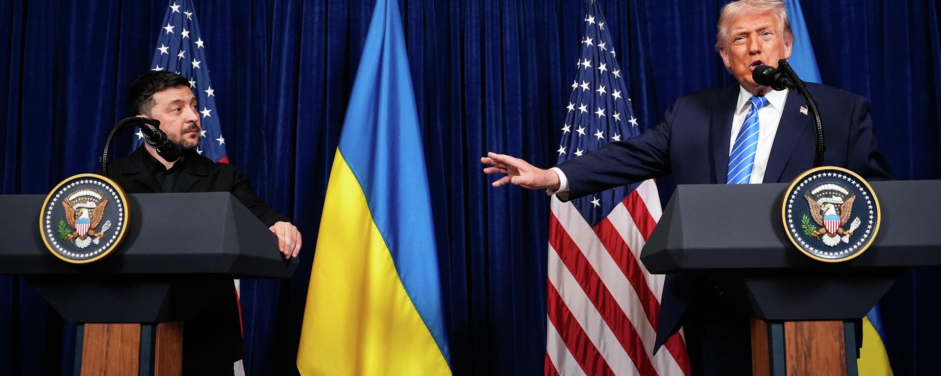 Президент США Дональд Трамп и Владимир Зеленский выступают на совместной пресс-конференции после встречи в клубе Трампа Мар-а-Лаго в воскресенье, 28 декабря 2025 года - Sputnik Тоҷикистон, 1920, 29.12.2025