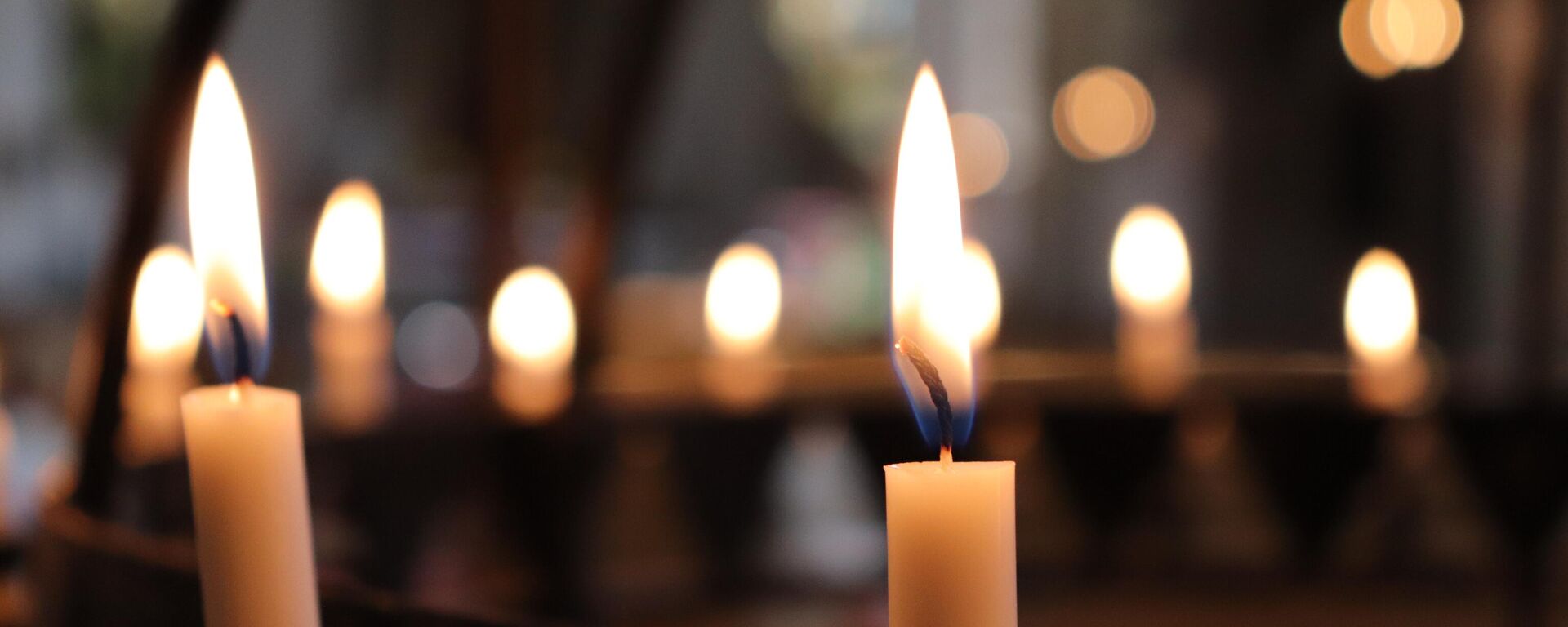 Горящие свечи  - Sputnik Таджикистан, 1920, 29.12.2025