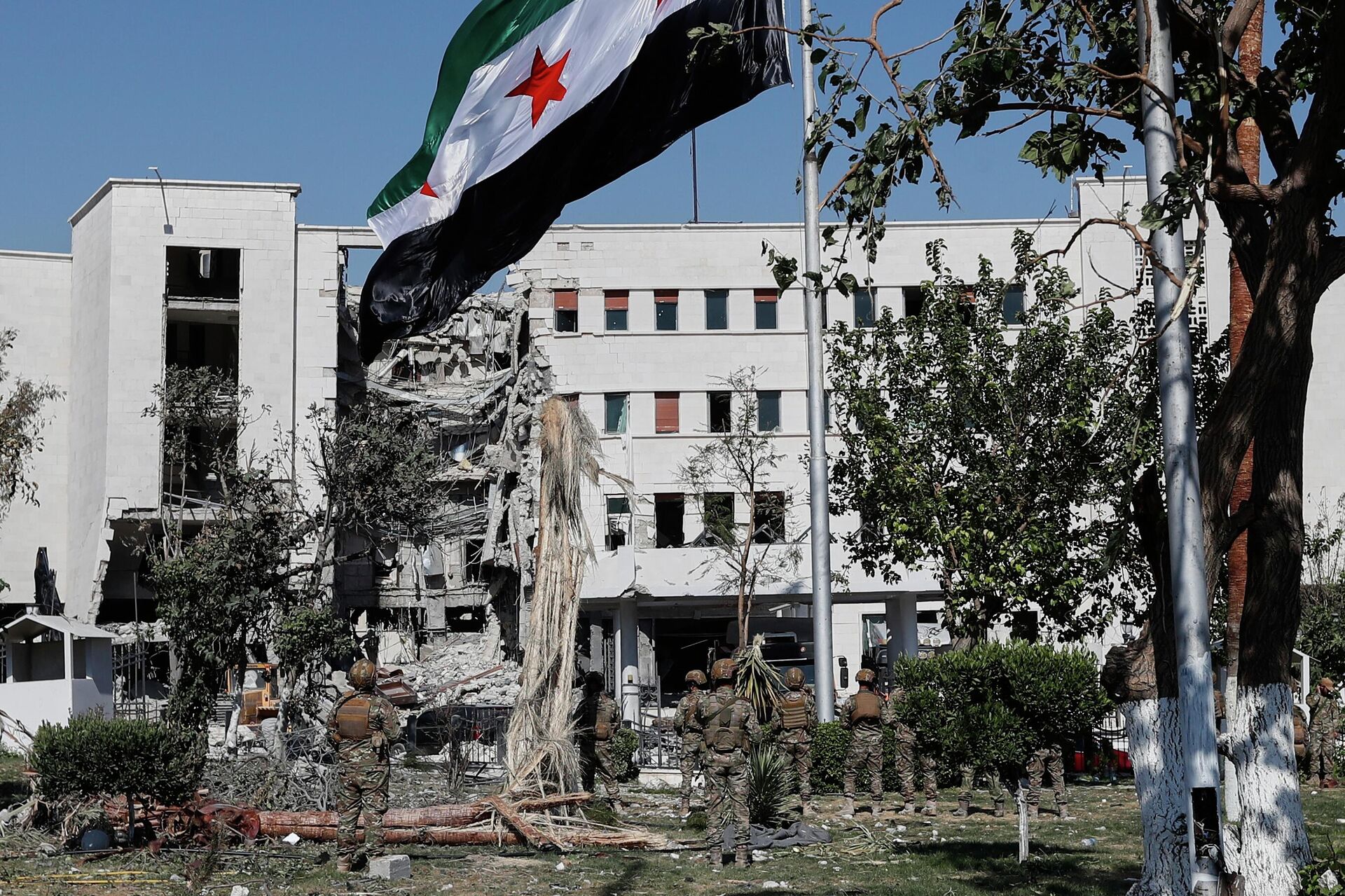 Здание минобороны Сирии после удара Израиля  - Sputnik Таджикистан, 1920, 30.12.2025